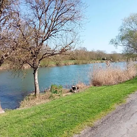 Maison D'Une Chambre Avec Vue Sur Le Lac Terrasse Amenagee Et Wifi A Taugon Prázdninový dům