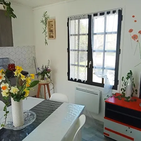 Maison D'Une Chambre Avec Vue Sur Le Lac Terrasse Amenagee Et Wifi A Taugon Prázdninový dům Taugon