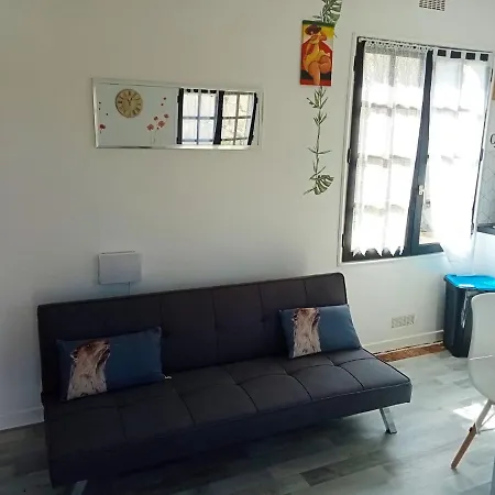 Maison D'Une Chambre Avec Vue Sur Le Lac Terrasse Amenagee Et Wifi A Taugon Prázdninový dům *