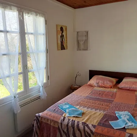 Maison D'Une Chambre Avec Vue Sur Le Lac Terrasse Amenagee Et Wifi A Taugon
