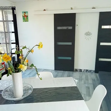 Maison D'Une Chambre Avec Vue Sur Le Lac Terrasse Amenagee Et Wifi A Taugon Prázdninový dům *