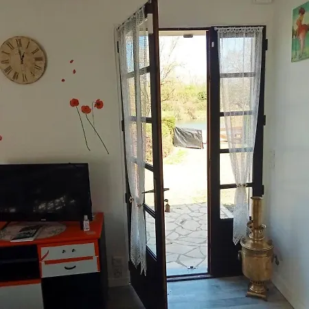 Prázdninový dům Maison D'Une Chambre Avec Vue Sur Le Lac Terrasse Amenagee Et Wifi A Taugon Taugon