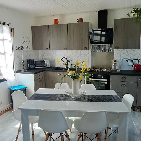 Prázdninový dům Maison D'Une Chambre Avec Vue Sur Le Lac Terrasse Amenagee Et Wifi A Taugon *